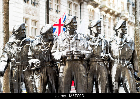 Il Royal reggimento serbatoio Memorial Sculpture di Vivien Mallock sta coperto di neve a Whitehall Ct. Londra durante la neve pesante caduta della bestia fr Foto Stock