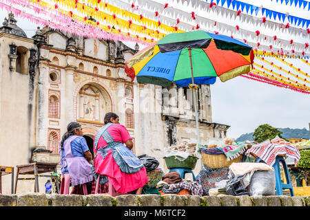 San Juan del Obispo, Guatemala - Giugno 24, 2017: le donne a vendere il cibo di strada su St John's giorno nel villaggio vicino a Colonial Antigua Foto Stock