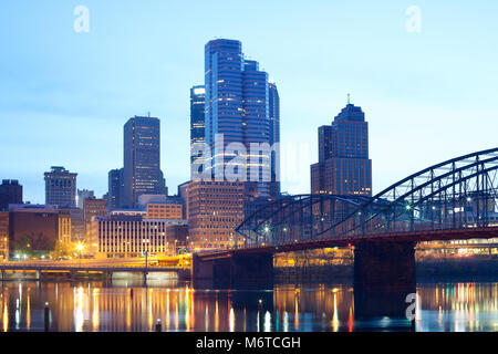 Smithfield Street Ponte sul Fiume Monongahela e skyline del centro di Pittsburgh, in Pennsylvania, STATI UNITI D'AMERICA Foto Stock