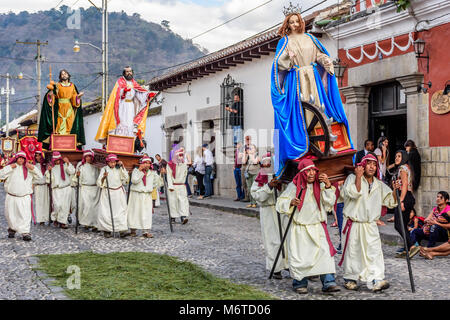 Antigua Guatemala - 18 Febbraio 2018: Processione nella prima domenica di Quaresima in città con i più famosi alle celebrazioni della Settimana Santa in America Latina Foto Stock