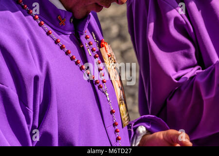 Antigua Guatemala - 18 Febbraio 2018: Vista dettagliata del penitente in processione nella prima domenica di Quaresima in città con la famosa alle celebrazioni della Settimana Santa Foto Stock