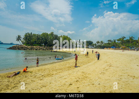 SINGAPORE, Singapore - 01 febbraio 2018: persone non identificate godendo il giallo sabbia e nuotare in spiaggia tropicale a Sentosa, Singapore Foto Stock