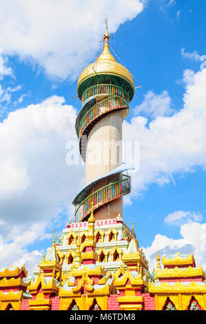 Monywa, Myanmar - 19 novembre 2014. Torre di osservazione a Pagoda Thanboddhay Foto Stock