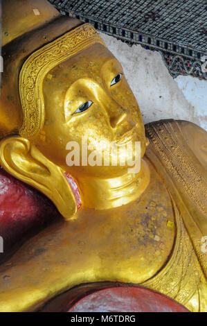 Monywa, Myanmar - 19 novembre 2014. Buddha reclinato immagine in corrispondenza di Po Win Taung Grotte Foto Stock