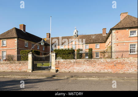 Gli ospizi di carità dell'Ospedale di San Giovanni, Heytesbury, Wiltshire, Inghilterra, Regno Unito edificio attuale risale al 1769 Foto Stock