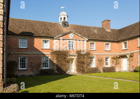 Gli ospizi di carità dell'Ospedale di San Giovanni, Heytesbury, Wiltshire, Inghilterra, Regno Unito edificio attuale risale al 1769 Foto Stock