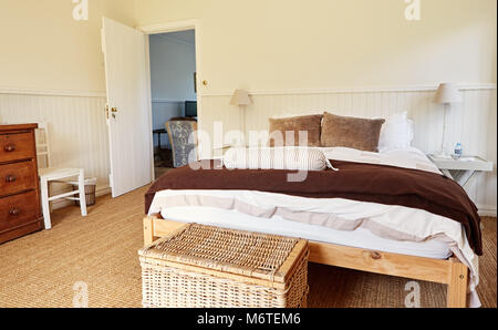 Il letto era confortevole e i mobili in una casa di campagna Foto Stock