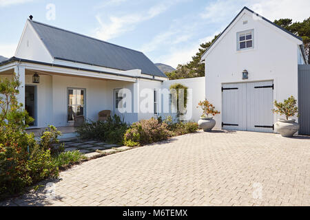 Esterno anteriore di un paese grande stile home Foto Stock