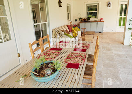 Esterno tavolo da pranzo sulla terrazza di una casa di campagna Foto Stock