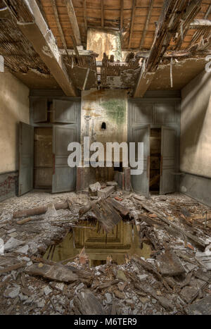 In rovina e abbandonata casa distrutta da un disastro Foto Stock