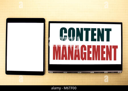 Mano concettuale di scrittura di testo Didascalia ispirazione che mostra la gestione dei contenuti. Il concetto di business per Cms Sito web Online Foto Stock