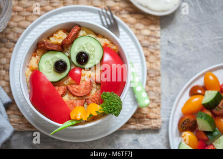 Divertente il gufo di purè di patate carote purea di verdure con salsiccia per pranzo bimbi Foto Stock