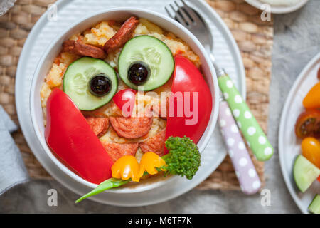 Divertente il gufo di purè di patate carote purea di verdure con salsiccia per pranzo bimbi Foto Stock