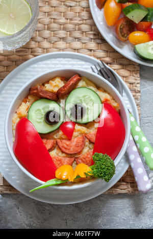 Divertente il gufo di purè di patate carote purea di verdure con salsiccia per pranzo bimbi Foto Stock