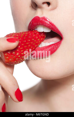 Close up della donna di bocca con fragola Foto Stock