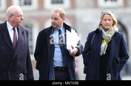 (Sinistra-destra) Senior Counsel Michael McDowell, Garda Sergente Maurice McCabe e sua moglie Lorena arrivano a fornire prove a Le divulgazioni Tribunal nel Castello di Dublino. Foto Stock