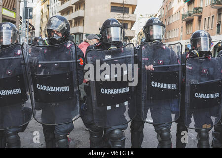 Milano, Italia - 24 febbraio: poliziotti antisommossa affrontare gli attivisti durante un anti-fascisti marzo per le strade della città il 24 febbraio 2018 a Milano. Foto Stock