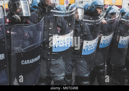 Milano, Italia - 24 febbraio: poliziotti antisommossa affrontare gli attivisti durante un anti-fascisti marzo per le strade della città il 24 febbraio 2018 a Milano. Foto Stock