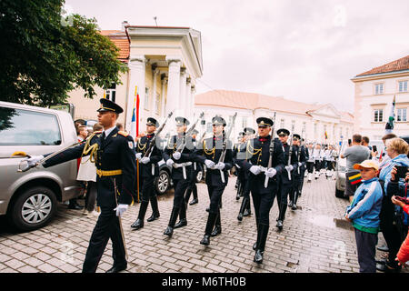 Vilnius, Lituania. Giovani ufficiali del lituano Air Force prendere parte alla parata di statualità giorno sulla piazza vicino al Palazzo Presidenziale. Vacanze a Commemo Foto Stock