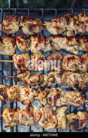 Carne kebab su spiedini e la griglia. Vista superiore, close-up. Foto Stock