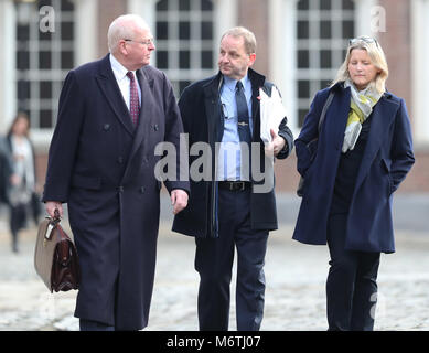 (Sinistra-destra) Senior Counsel Michael McDowell, Garda Sergente Maurice McCabe e sua moglie Lorena arrivano a fornire prove a Le divulgazioni Tribunal nel Castello di Dublino. Foto Stock