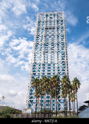 Barcellona, Spagna - 25 settembre 2016. Vista del Arts Hotel nel Porto Porto Olimpico di Barcellona Foto Stock