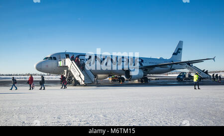 I passeggeri sbarcati da un volo Finnair a Kittila in Finlandia Foto Stock