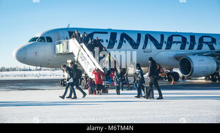 I passeggeri sbarcati da un volo Finnair a Kittila in Finlandia Foto Stock