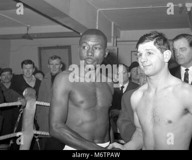 American Joe Brown (l), l'ex world champion leggero, pesa-in e scuote le mani con Hoxton boxer, Vic Andreetti, al Cambridge palestra, Earlham Street, Londra. Essi sono impostati per la lotta alla Royal Albert Hall di Londra, stasera. Foto Stock