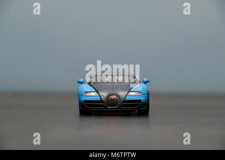 Bugatti Veyron blu Modello giocattolo auto vista anteriore Foto Stock