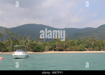 Gite in barca lungo le coste di Koh Chang, Thailandia Foto Stock