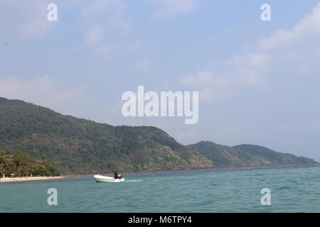 Gite in barca lungo le coste di Koh Chang, Thailandia Foto Stock