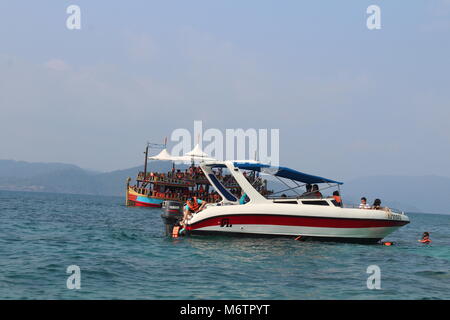 Gite in barca lungo le coste di Koh Chang, Thailandia Foto Stock