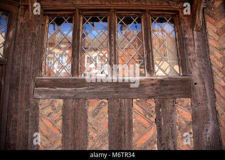 Colorato a metà la struttura di legno cottage con il tetto di paglia, Lavenham village, contea di Suffolk, Inghilterra, Regno Unito Foto Stock