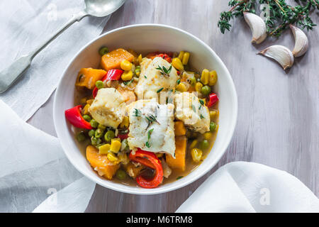 Stufato di pesce con verdure - vista superiore Foto Stock