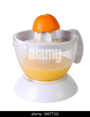 Spremiagrumi con succo di frutta e un'arancia a metà isolato su bianco Foto Stock