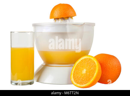 Arance, estrattore di succo e bicchiere di succo di frutta isolato su bianco Foto Stock