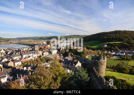 Mura della città vecchia, e medievali e Conwy Castle dalle pareti a piedi nei pressi di torre più alta con vista di Afon Conwy estuario del fiume. Conwy, Conwy county, Wales, Regno Unito Foto Stock