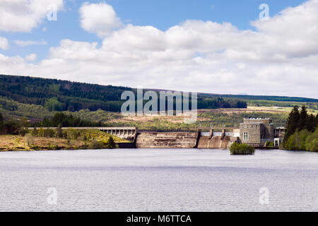 Loch Shin sotto Lairg dam 427m lungo e 12m alto costruita al di sopra di un 3,5 megawatt power station. Lairg, Sutherland, Highland, Scozia, Regno Unito, Gran Bretagna Foto Stock