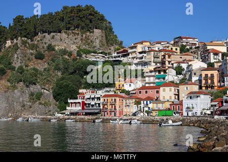 Castello e vecchi edifici colorati Parga Grecia stagione estiva Foto Stock