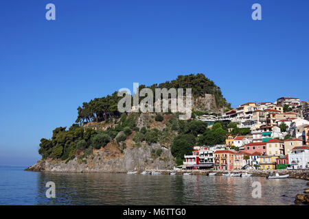 Castello e vecchi edifici colorati Parga Grecia Foto Stock