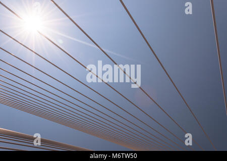 Ponte strallato. Dettagli architettonici dell'iconico Rio Antirio Bridge - Patrasso in Grecia. Vista interna. Foto Stock