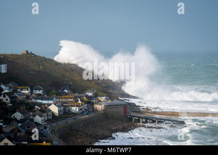 Una massiccia ondata di Sennen Cove rischia di sprofondare il paese Foto Stock