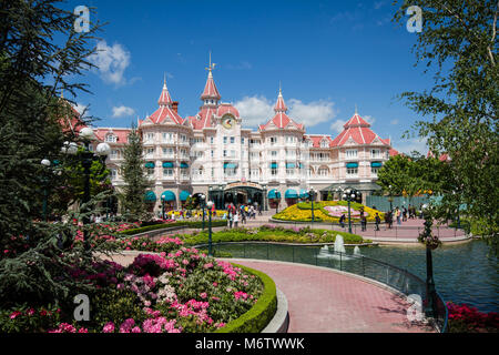 Il Disneyland Hotel a Eurodisney a Parigi è un lussuoso hotel a cinque stelle e l'entrata principale del parco di Disneyland. Foto Stock