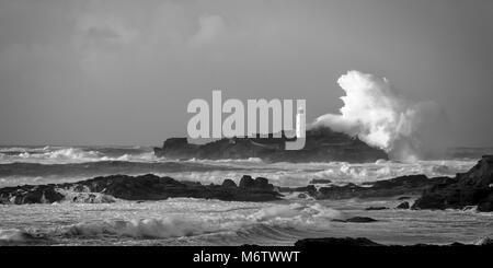 Una massiccia ondata rompe su Godrevy lighthouse, Cornwall Regno Unito Foto Stock