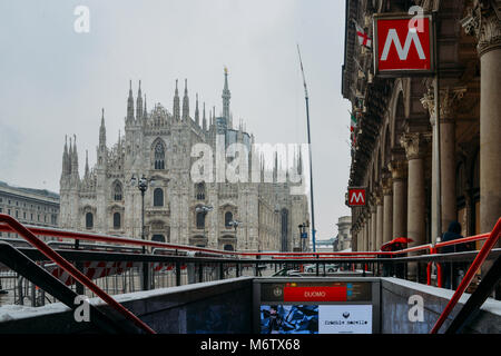 Facciata gotica del Duomo di Milano in Piazza del Duomo con lampade e segno della metropolitana e la linea M1 ingresso Foto Stock