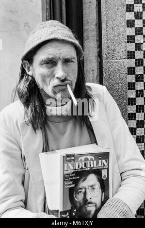 In rivista di Dublino venditore al di fuori Bewleys su Grafton Street, il centro della città di Dublino, Irlanda, archiviazione fotografia da aprile 1988 Foto Stock