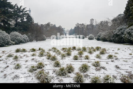 Parco Sempione a Milano, lombardia, italia coperto di neve. Arco della Pace, tradotto ad Arco della Pace, nel lontano sullo sfondo. Foto Stock