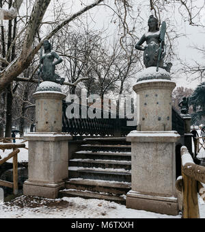 Sirene il ponticello del Parco Sempione a Milano, Italia. I quattro mermaid statue sul Ponte delle Sirenette in Milano durante l'inverno. Foto Stock