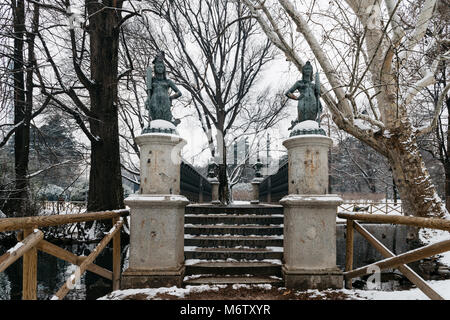 Sirene il ponticello del Parco Sempione a Milano, Italia. I quattro mermaid statue sul Ponte delle Sirenette in Milano durante l'inverno. Foto Stock